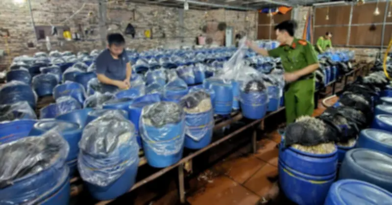 Chủ cơ sở tuồn gần 1.000 tấn gia dụng ngâm nước ra thị trường
