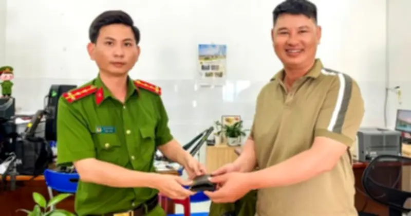 Chị chủ quán cơm nhặt ví tiền, mang đến công an trả người đánh rơi
