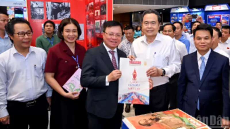 Chủ tịch Quốc hội Trần Thanh Mẫn tham quan Hội Báo toàn quốc 2026