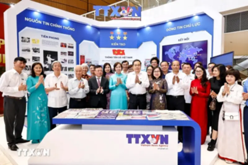 Chủ tịch Quốc hội Trần Thanh Mẫn tham quan triển lãm báo chí toàn quốc