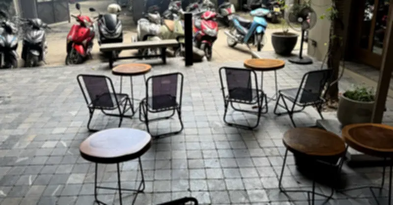 Chi tiền trăm triệu thay 'via' hè, chủ quán cà phê rơi vào cảnh trớ trêu