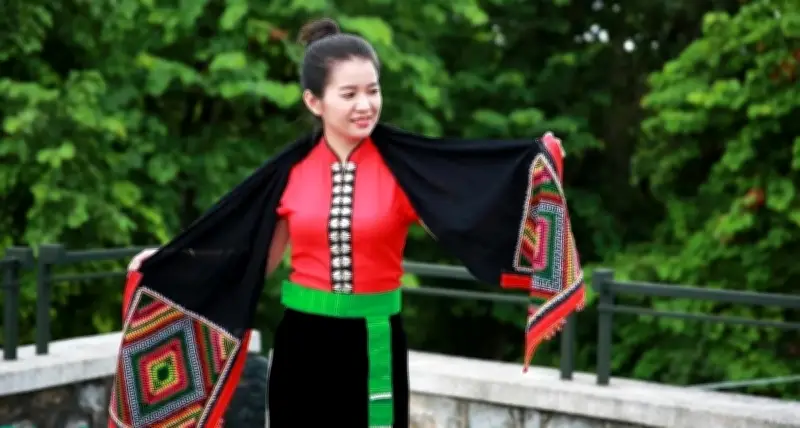Chiếc khăn Piêu và những câu chuyện được thêu bằng chỉ màu