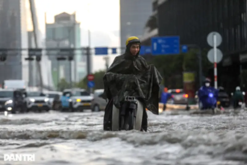 Chân cầu Ba Son ngập sâu sau mưa lớn, giao thông hỗn loạn