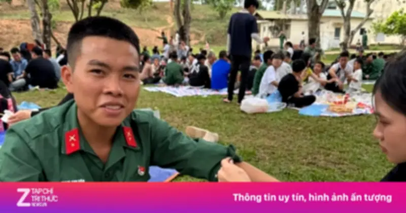 Chàng trai hạnh phúc khi gặp người yêu gây sốt MXH