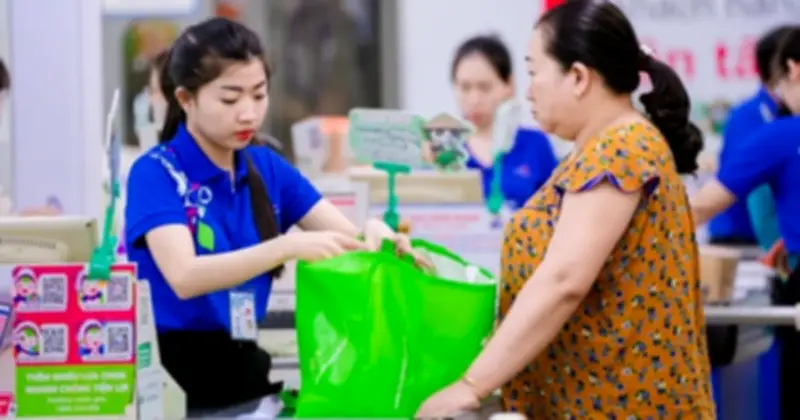 Chương trình 'Gia đình Việt – Đại sứ xanh' thu hút khách hàng mua sắm tại Saigon Co.op