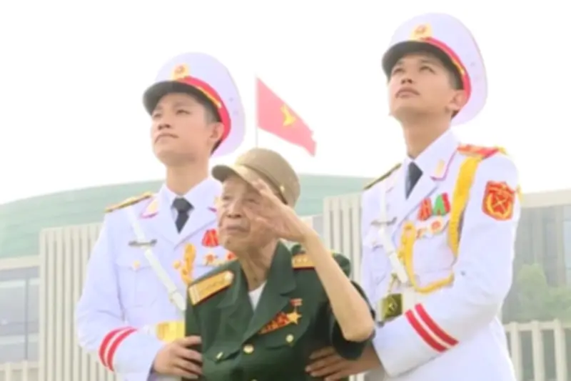 Chuyện xúc động về anh hùng La Văn Cầu chào điều lệnh bằng tay trái