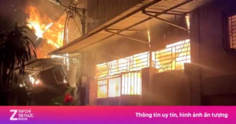Cháy ngùn ngụt xưởng gỗ tại làng nghề Liên Hà, Hà Nội