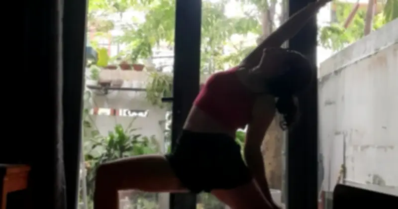 Cúi đầu quá thấp khi dùng điện thoại: Nguyên nhân gây đau cổ vai gáy ở người trẻ
