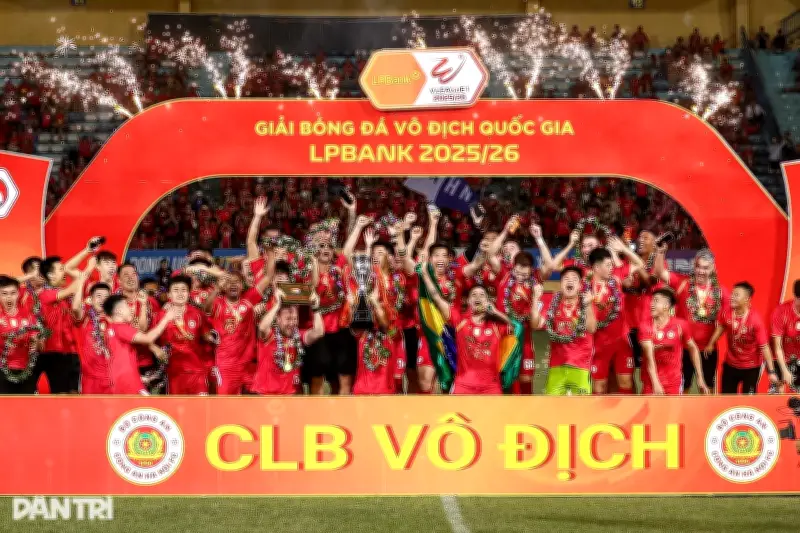 CLB Công An Hà Nội nâng cúp vô địch V-League 2025-2026 sau chiến thắng 2-1