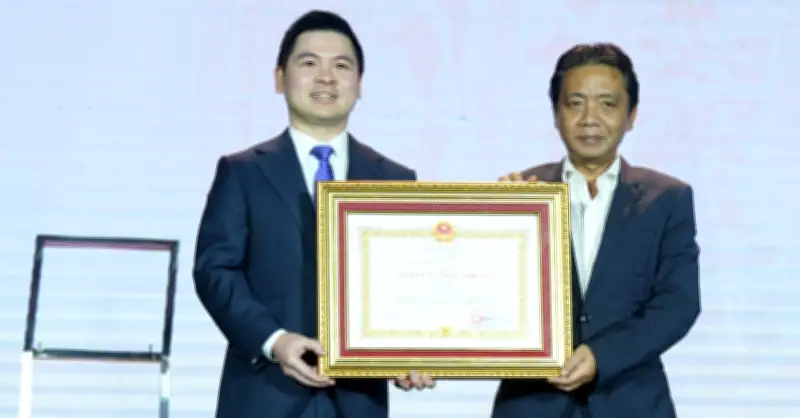 CLB Hà Nội kỷ niệm 20 năm thành lập, đón nhận Huân chương Lao động hạng Nhì