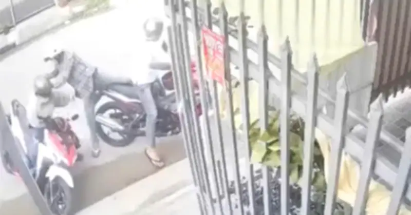 Clip kẻ cướp giật băng được dạy chuyền của người phụ nữ trước cửa nhà trọ