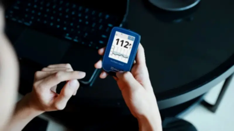 Cảm biến FreeStyle Libre 2 Plus giúp quản lý đường huyết liên tục không chích máu