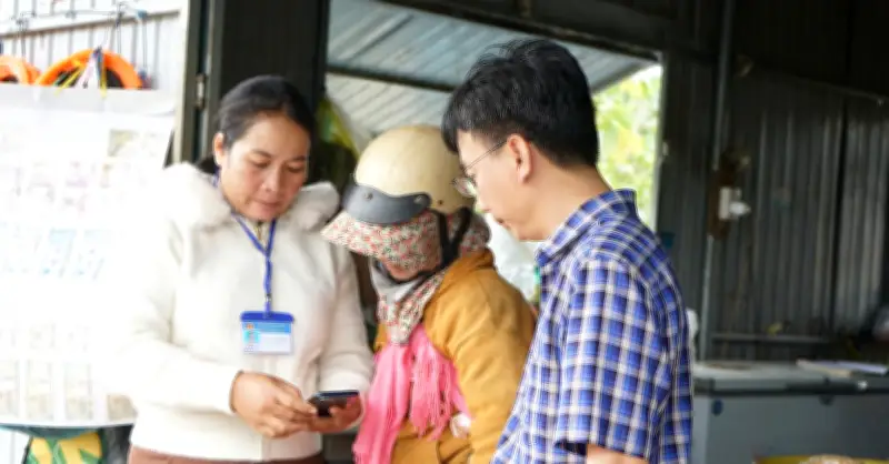 Cầm tay chỉ việc chuyển đổi số cho đồng bào dân tộc thiểu số ở Đắk Lắk