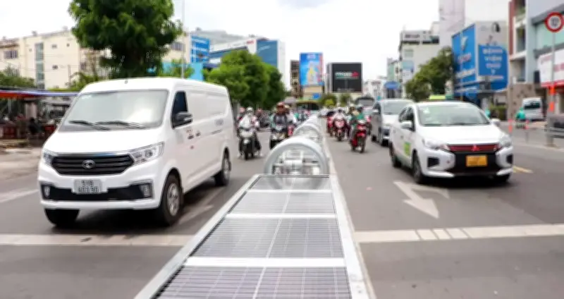 Cận cảnh đại phân cách điều khiển từ xa ở TPHCM giảm ùn tắc giờ cao điểm