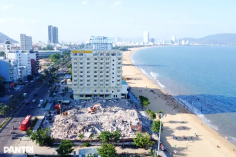 Cận cảnh tháo dỡ khách sạn Bình Dương trả lại đất vàng ven biển Quy Nhơn