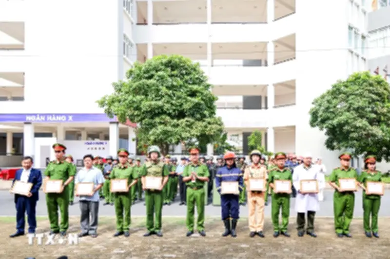 Cần Thơ diễn tập thực binh xử lý cướp ngân hàng bắt giữ con tin