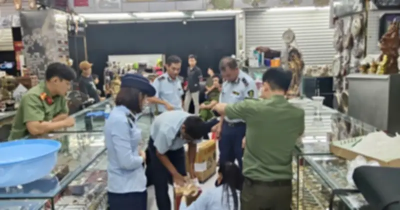 Công an kiểm tra đột xuất 8 cơ sở kinh doanh đồng hồ tại Đà Nẵng, phát hiện hàng trăm sản phẩm nghi giả