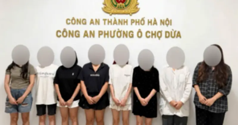 Công an ập vào nhà trên phố Hà Nội, bắt quả tang 8 thiếu nữ đánh bạc