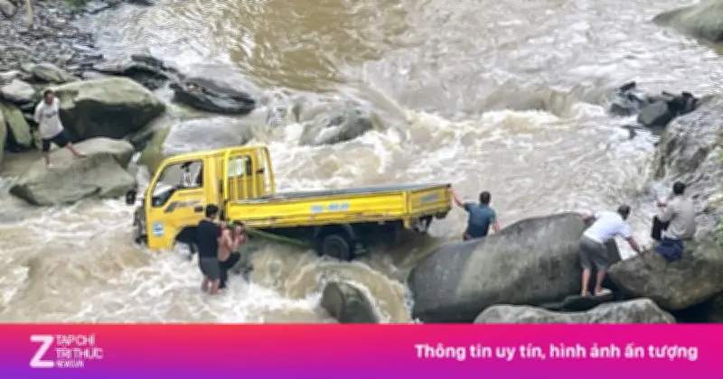 Công an và người dân Lào Cai kéo xe tải mắc kẹt giữa suối an toàn