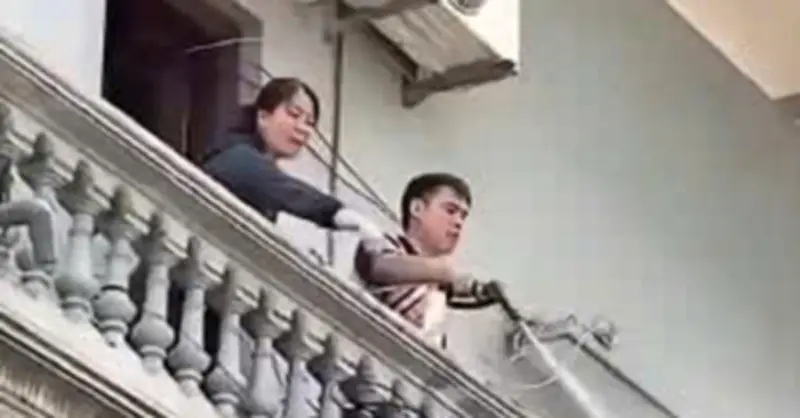 Công an vào cuộc vụ người đàn ông Hà Nội xịt nước vào thợ đang làm việc trên cao