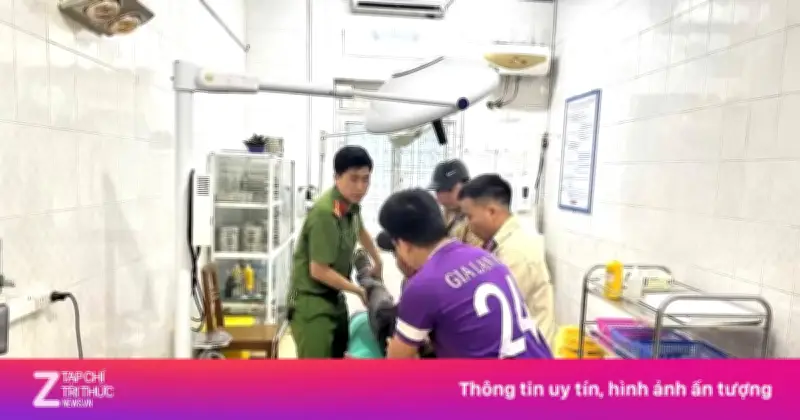 Công an xã Văn Bàn kịp thời đưa người đàn ông tự đập đầu bằng gạch đi cấp cứu