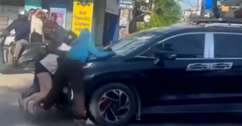 Công an xác minh clip ba người phụ nữ bám trên nắp capo ô tô đang chạy ở Hà Nội