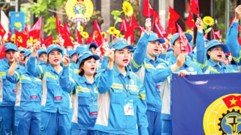 Công nhân lao động hưởng ứng học tập Bác bằng sáng kiến tiết kiệm