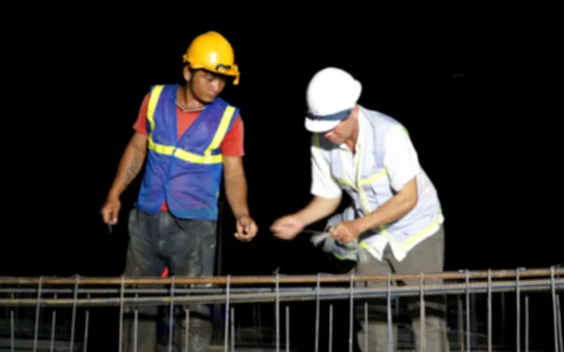 Công nhân tăng ca xuyên đêm xây trường học vùng biên Quảng Ngãi