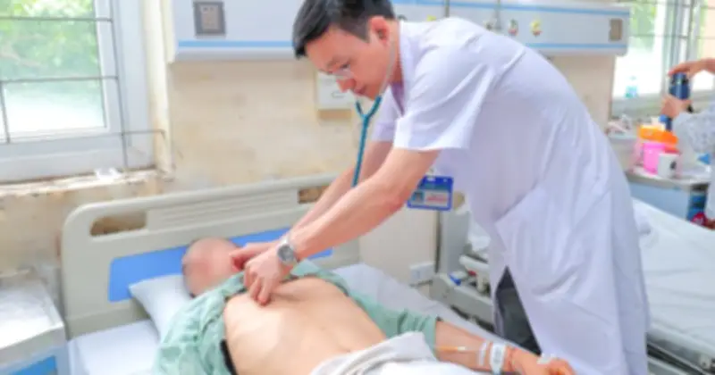 Công nhân xây dựng 25 tuổi nhập viện vì tổn thương thận cấp sau nhiều giờ lao động dưới nắng nóng