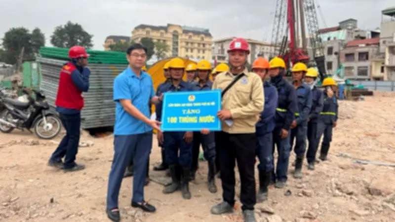 Công đoàn Hà Nội tặng nước cho công nhân lao động trong nắng nóng