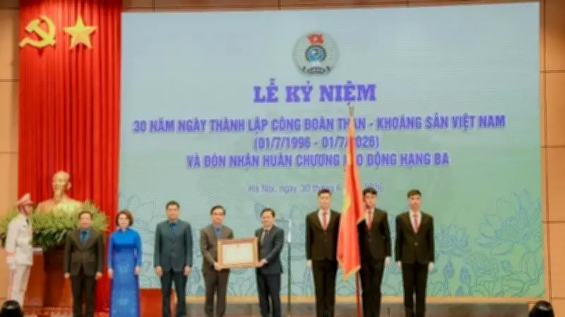 Công đoàn TKV nhận Huân chương Lao động hạng Ba lần hai, vinh danh 90 thợ mỏ xuất sắc