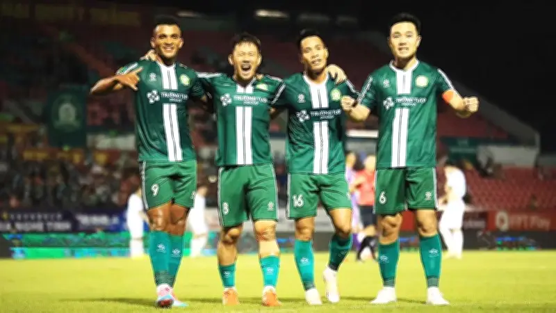Công Phượng, Xuân Trường, Minh Vương cùng nhau nâng cúp vô địch đầu tiên trong sự nghiệp