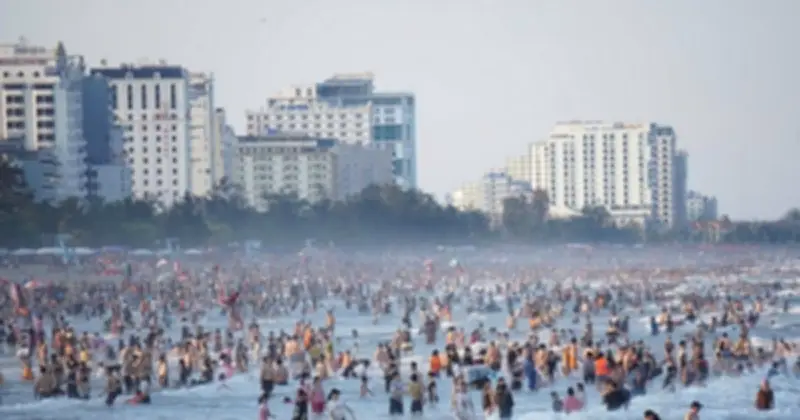Cảnh 'biển người' tại Sầm Sơn gây sốt mạng xã hội