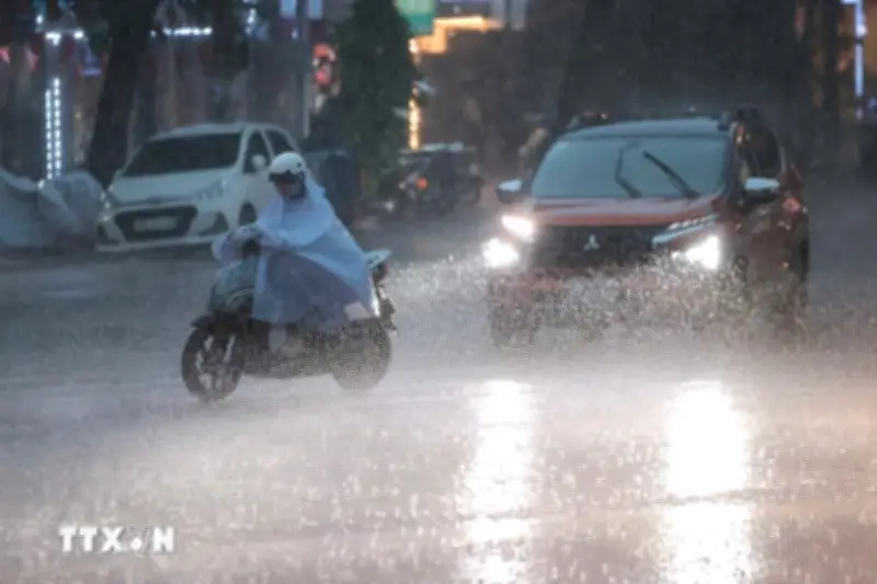 Cảnh báo mưa dông kèm lốc sét, mưa đá khu vực Hà Nội