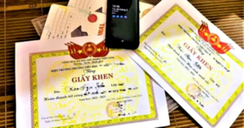 Cảnh báo phụ huynh khi đăng giấy khen, bảng điểm con lên mạng xã hội