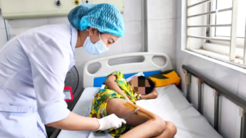 Cảnh báo từ trường hợp bệnh nhi suýt tử vong, mất chân vì vi khuẩn tụ cầu vàng