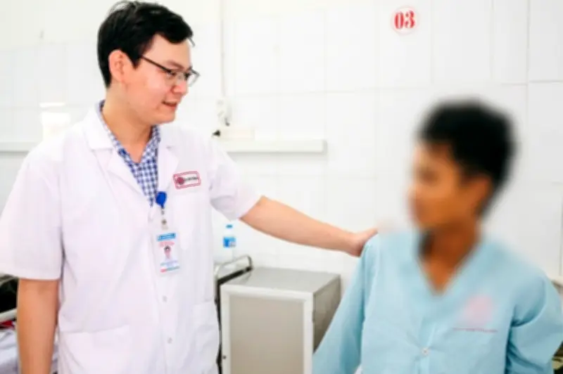 Cảnh cây đâm xuyên bụng khiến người đàn ông vỡ nát
