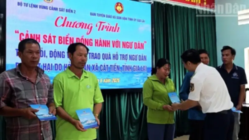 Cảnh sát biển 2 hỗ trợ ngư dân bị cháy tàu tại Gia Lai