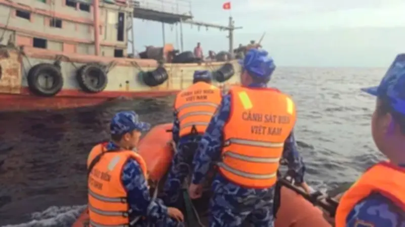 Cảnh sát biển bắt giữ 3 tàu cá vi phạm IUU tại vùng biển Quảng Ngãi