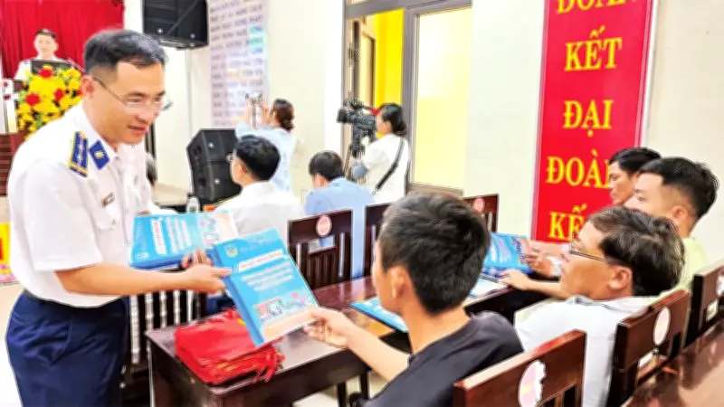 Cảnh sát biển tuyên truyền pháp luật biển đảo, hỗ trợ ngư dân