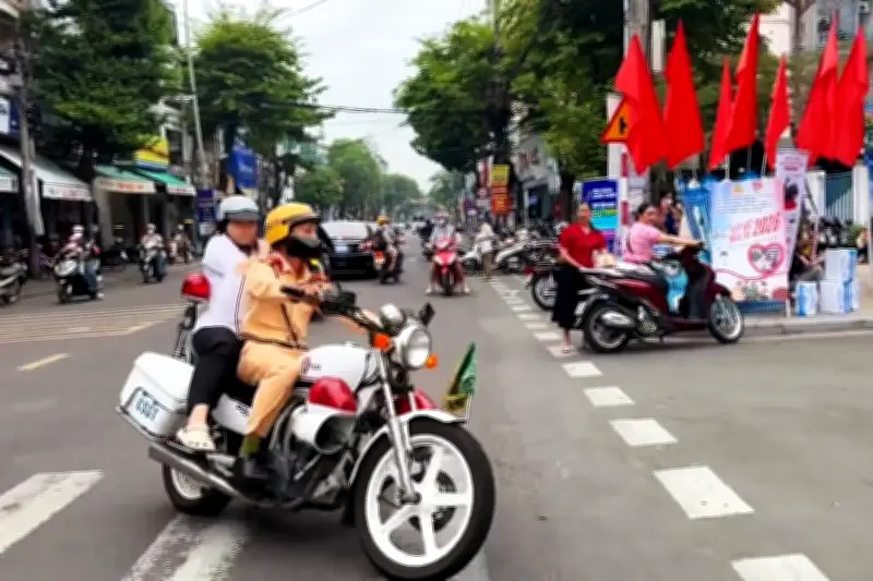 Cảnh sát bật còi ưu tiên đưa nữ thí sinh ngủ quên tới điểm thi