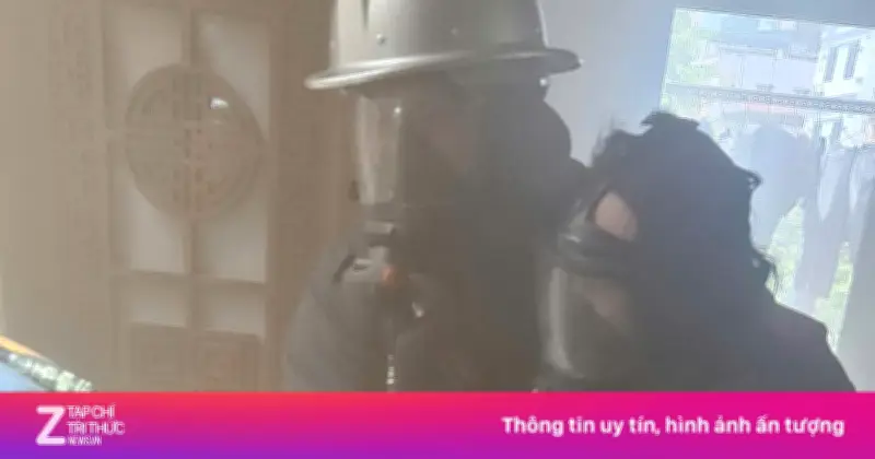 Cảnh sát cứu bà lão 70 tuổi mắc kẹt trong nhà cháy ở Hà Nội
