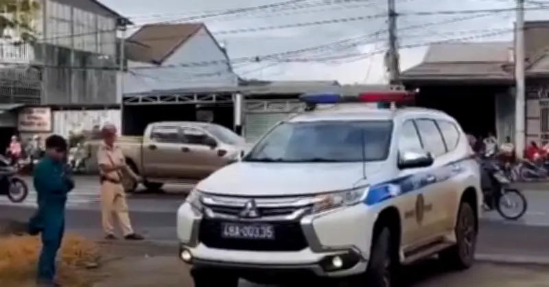 Cảnh sát dùng xe đặc chủng đưa thí sinh quên giấy tờ vượt 40km đến điểm thi