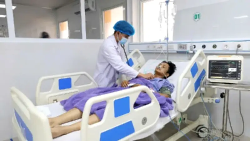 Cảnh sát kịp thời đưa người đàn ông đau bụng dữ dội đi cấp cứu
