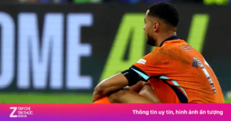 Cody Gakpo ngồi lặng lẽ giữa sân sau khi Hà Lan bị Morocco loại ở World Cup 2026
