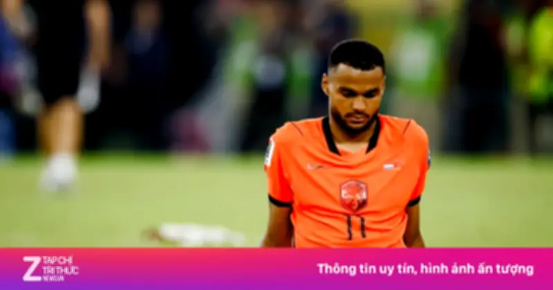 Cody Gakpo ngồi một mình giữa sân sau trận thua Morocco ở World Cup 2026