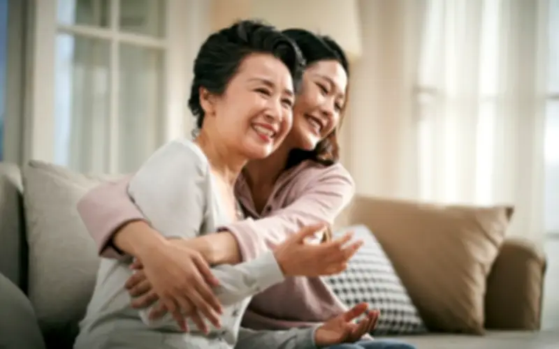 Con dâu chuyển khoản biếu tiền: Người khôn ngoan hiếm khi chỉ đáp 'cảm ơn', 3 cách đáp lại giúp tình cảm thêm gắn bó