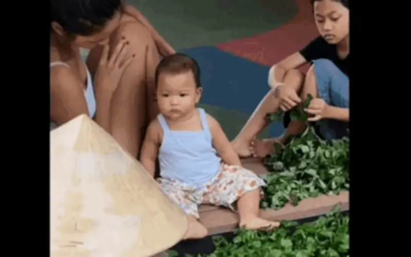 Con gái H'Hen Niê đốn tim fan với ánh mắt chăm chú, phong thái tiểu hoa hậu