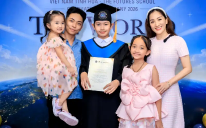 Con trai Khánh Thi Phan Hiển rạng rỡ trong ngày đặc biệt