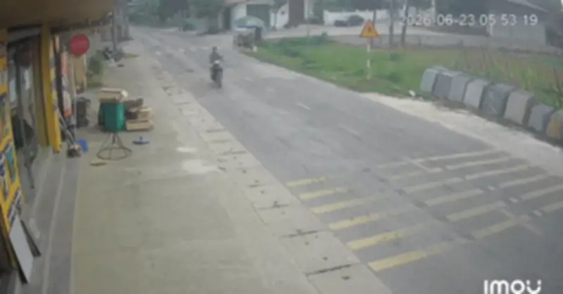 Container cháy dữ dội, rơi bánh lao vào nhà dân ở Bến Lức